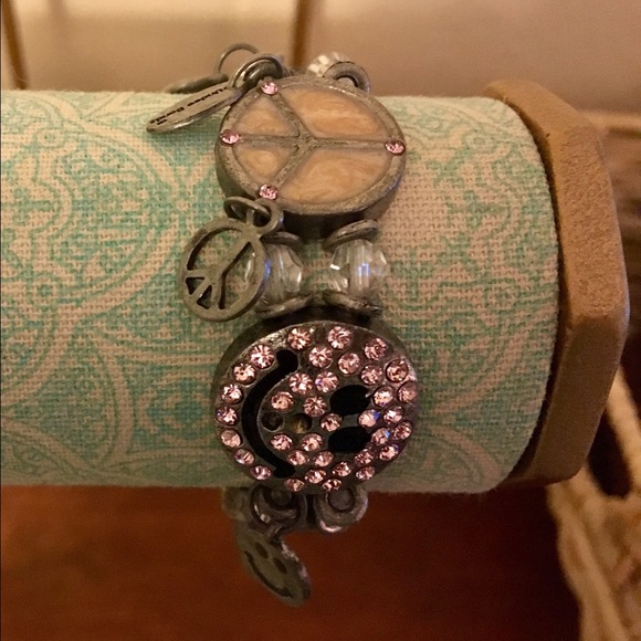 UNDEE BANDZ PEACE LOVE HAPPINESS CHARM BRACELET - Picture 6 of 8