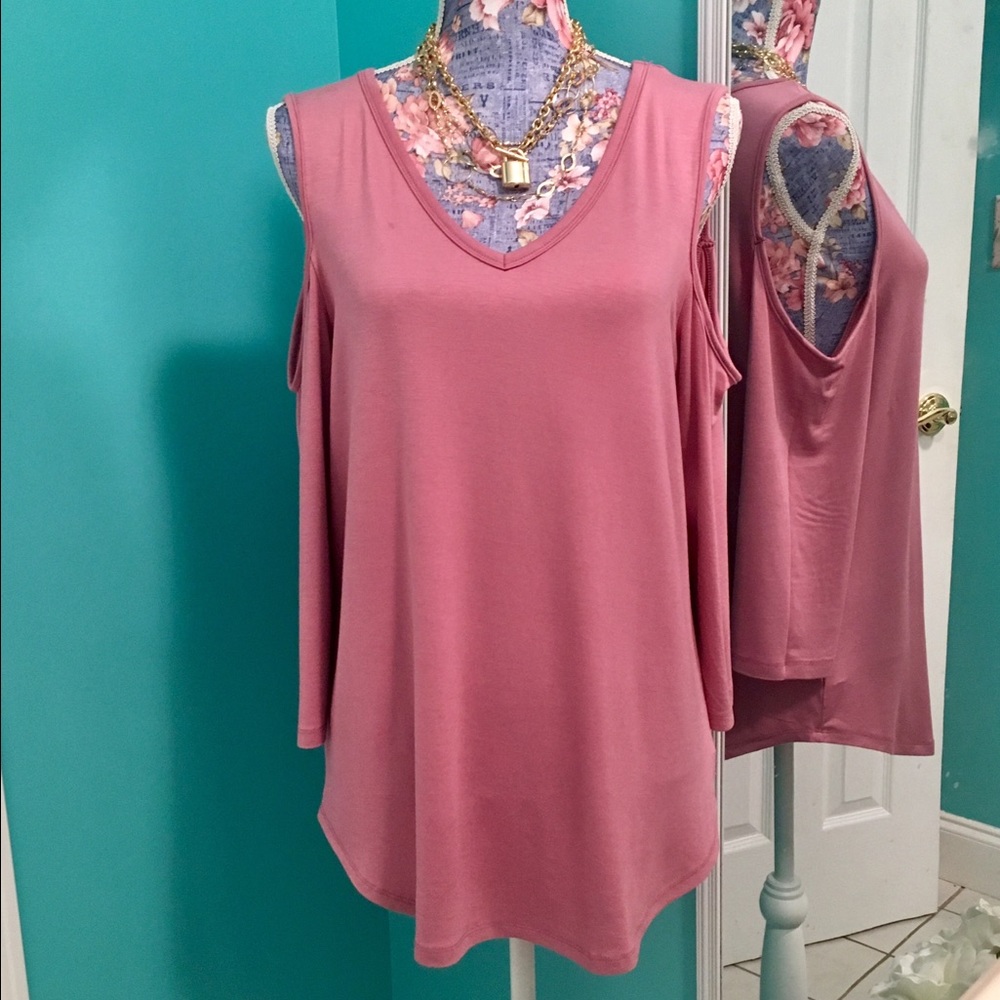 💋Trendy Cold-Shoulder Top!!! Large💋