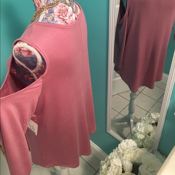 💋Trendy Cold-Shoulder Top!!! Large💋 - Picture 5 of 6