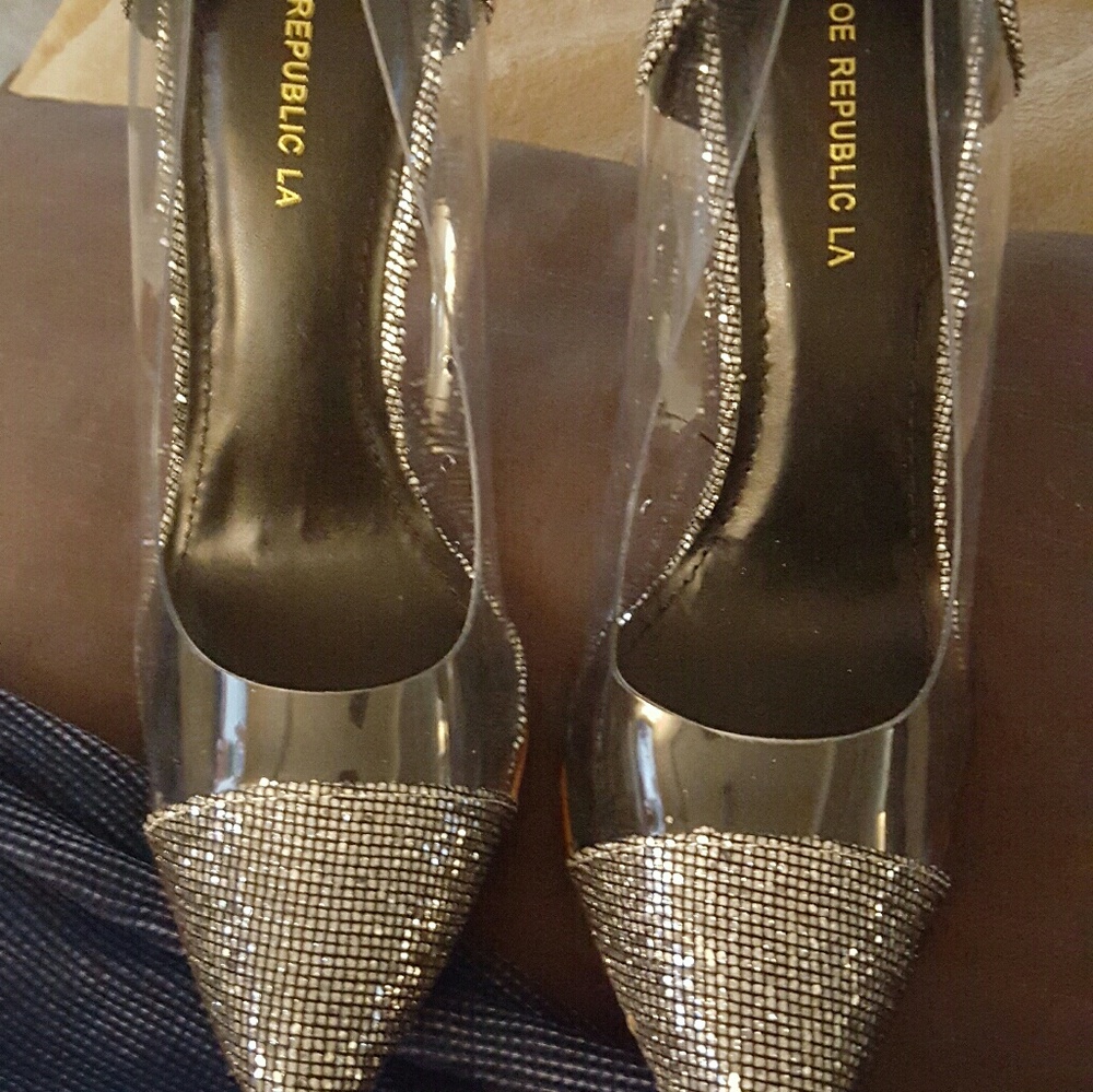Heeled pumps