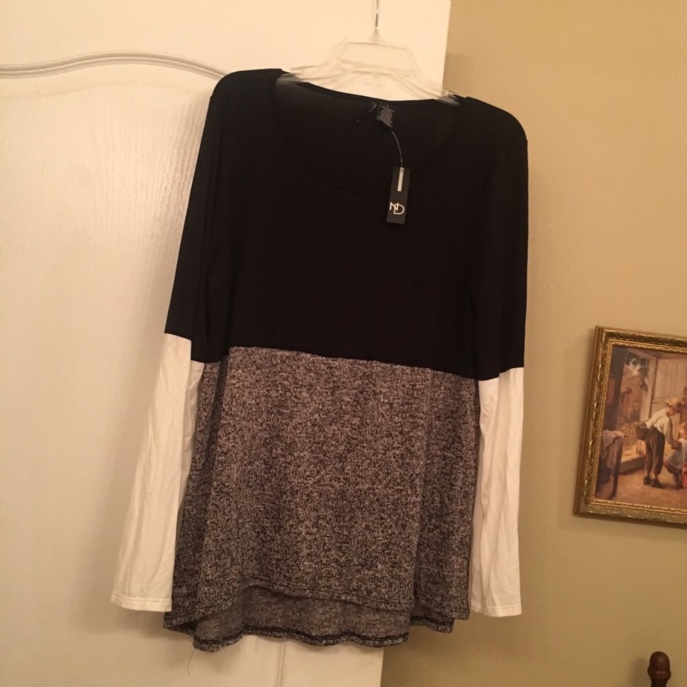 New direction large black & cream top
