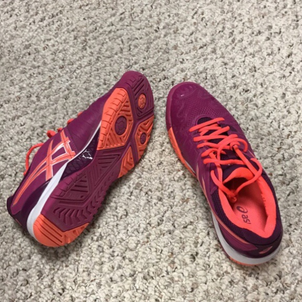 Tennis shoes