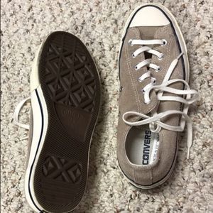 Low top converse, suede