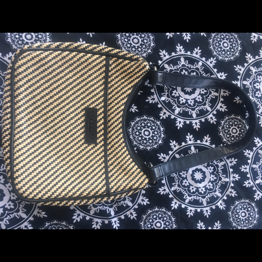 Like New Kenneth Cole Reaction Straw Small Purse