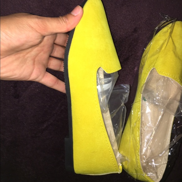 Vibrant yellow flats! Perfect & trendy for summer! - Picture 2 of 2