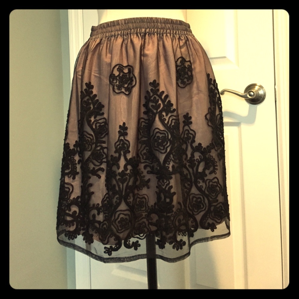 The letter embroidered skirt