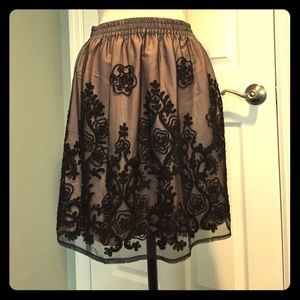 The letter embroidered skirt