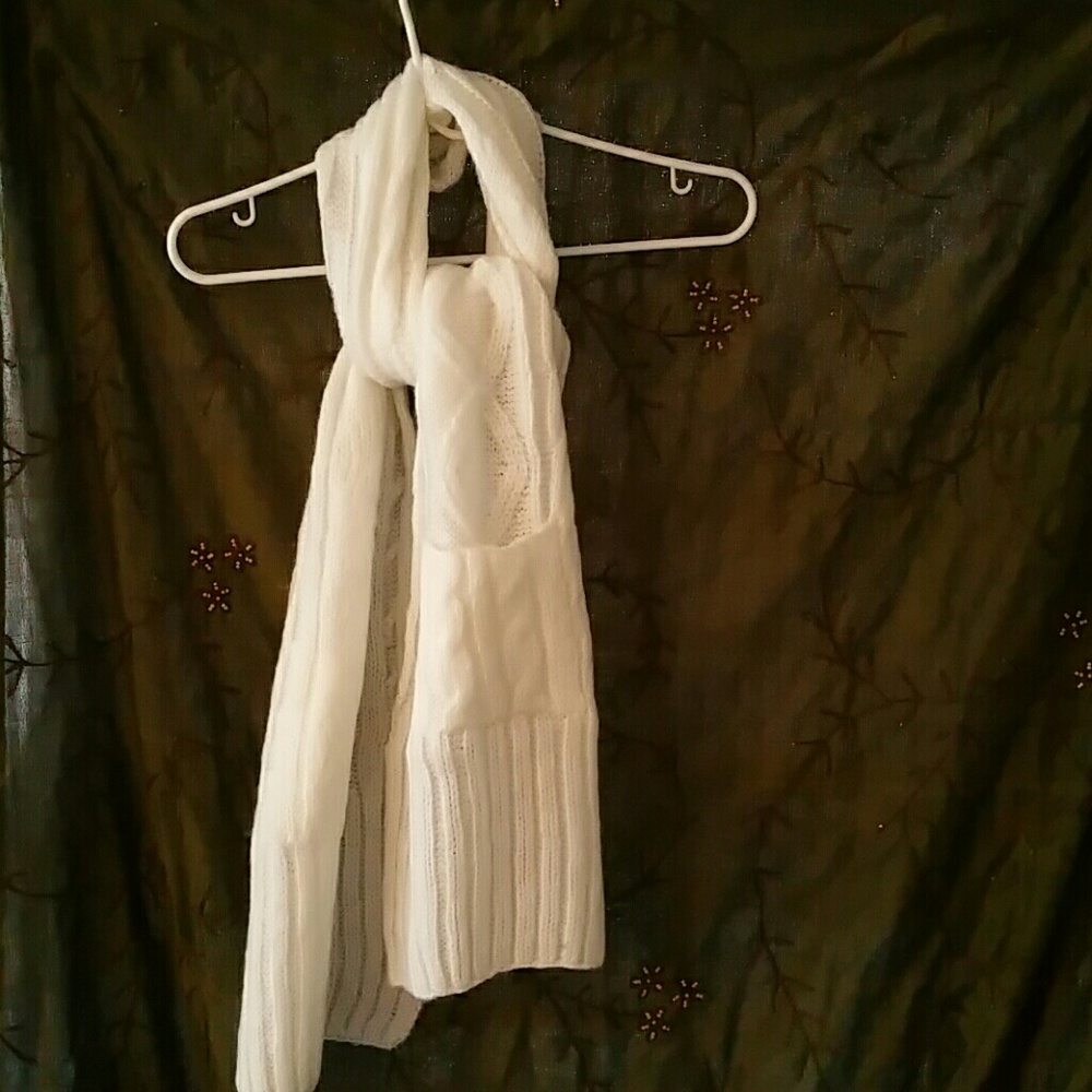 White scarf with pockets