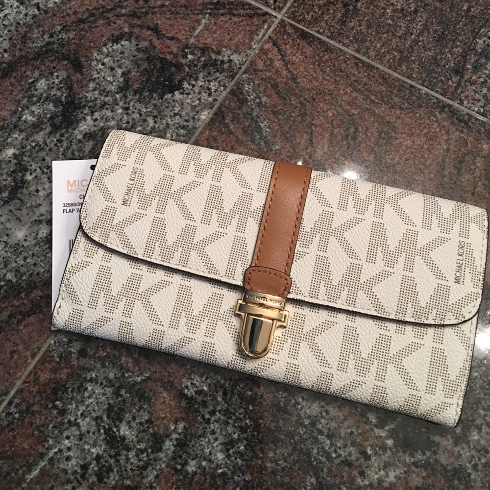 Authentic!! 🆕MK flip wallet. SIGNATURE MK design.