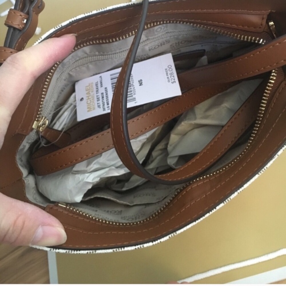 💖MK messenger💖crossbody vanilla - Picture 3 of 7