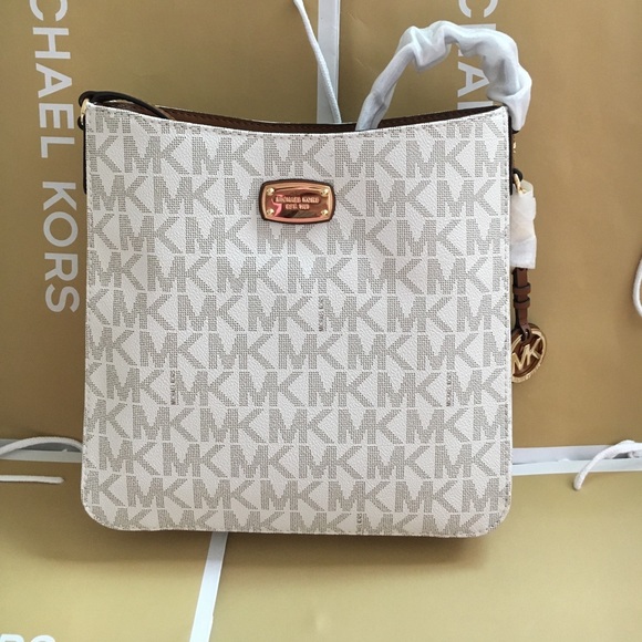 Michael Kors Handbags - 💖MK messenger💖crossbody vanilla