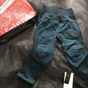 Lululemon Flow & Go Crop NWT size 6