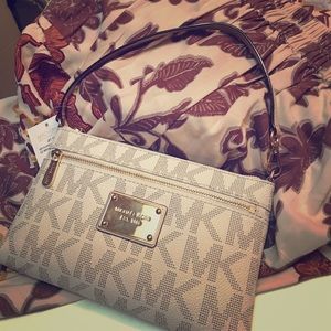 🆕✨Michael Kors Jet Set Lg wrist. MK logo design.