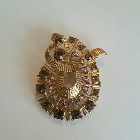 Beautiful gold color brooch - Picture 1 of 3