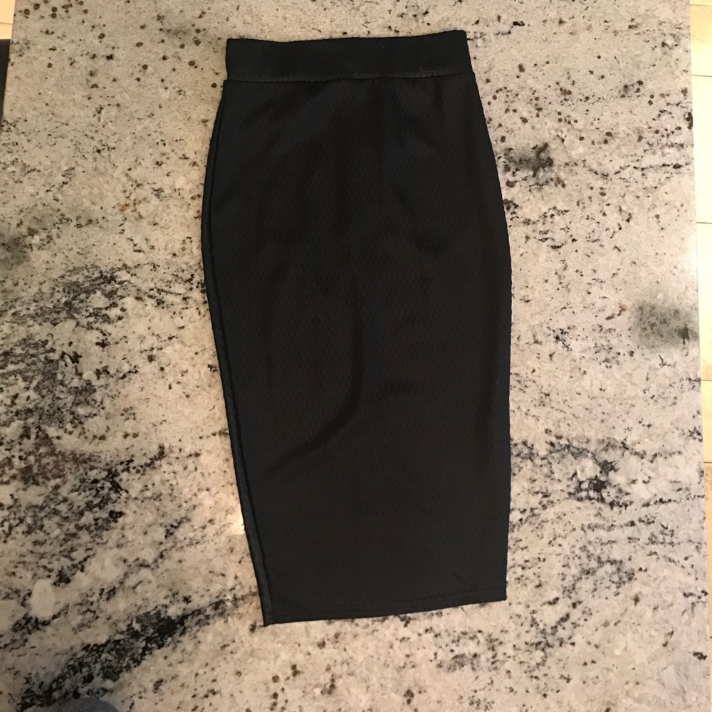Black textured pencil skirt