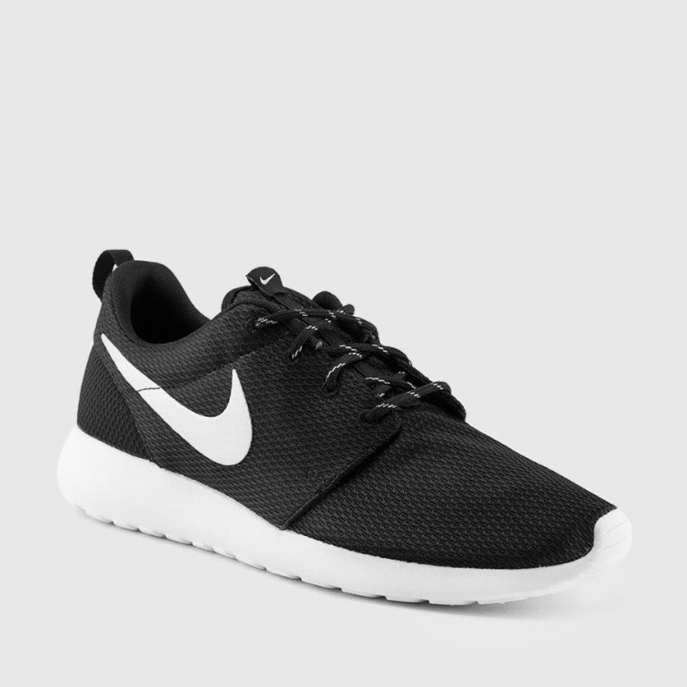 black nike roshes.