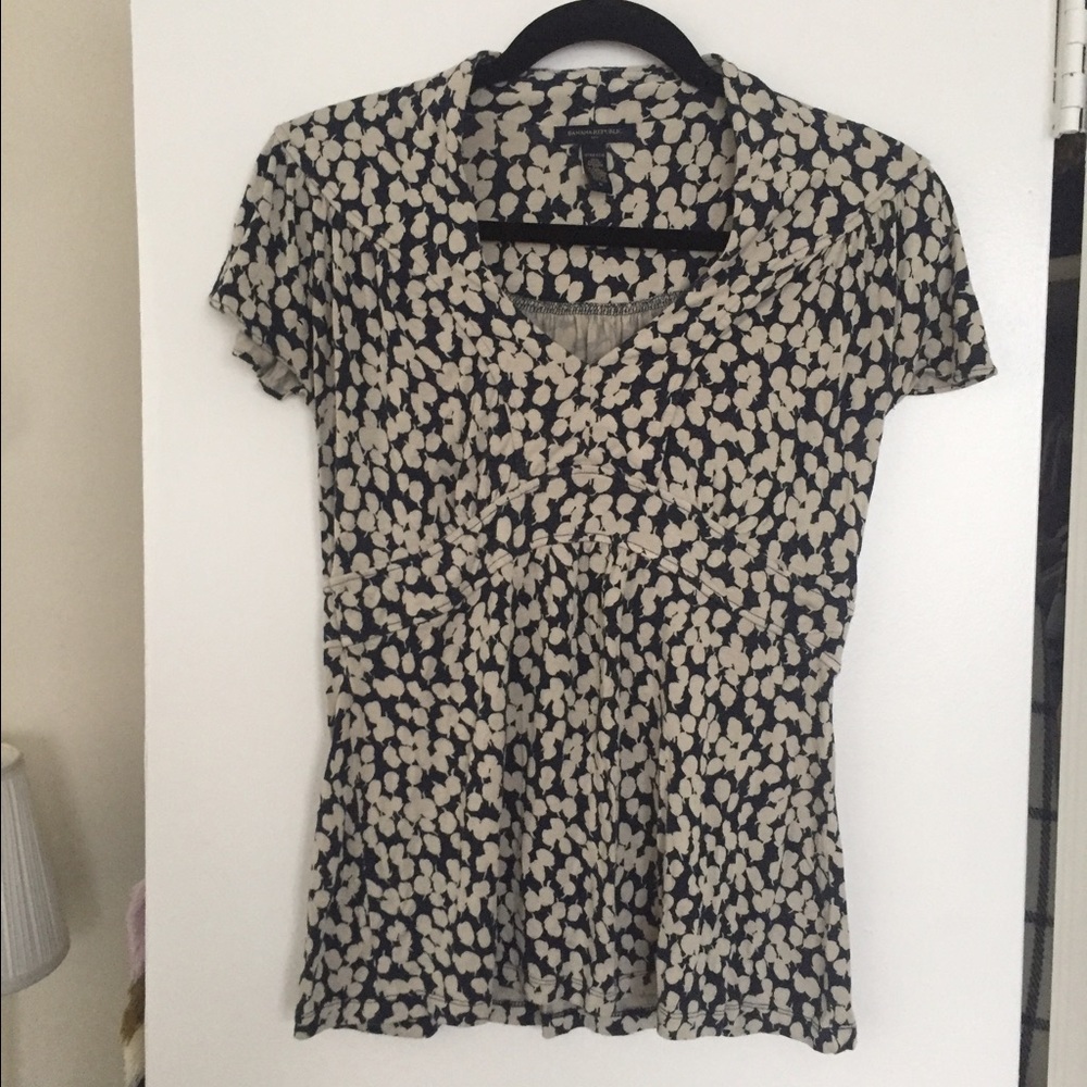 Banana Republic cute V neck top!