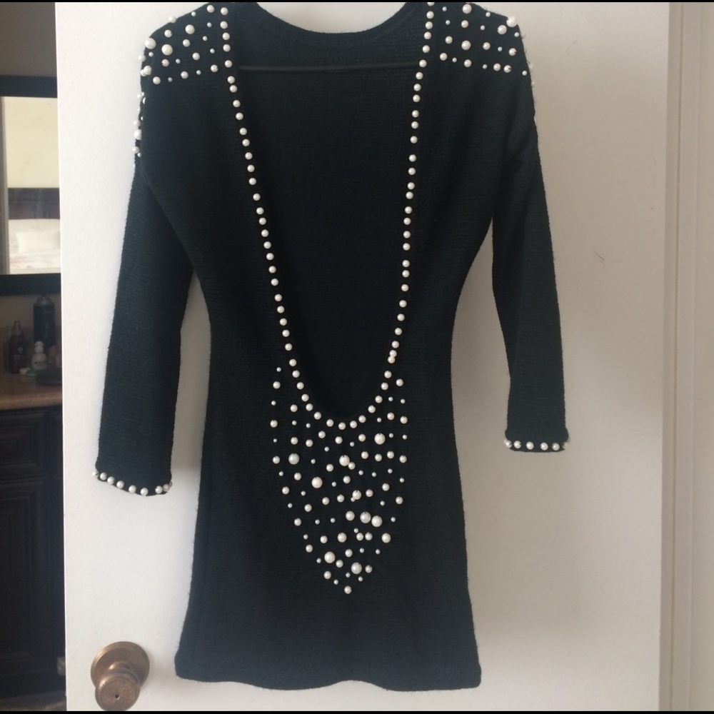 Gorgeous black mini dress with pearls 💞
