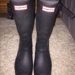 Size 8 mid-calf hunter boots