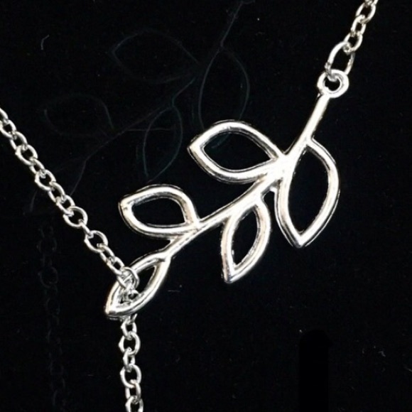🌿SSP Interlocking Bird/Leaves Delicate Necklace - Picture 4 of 4
