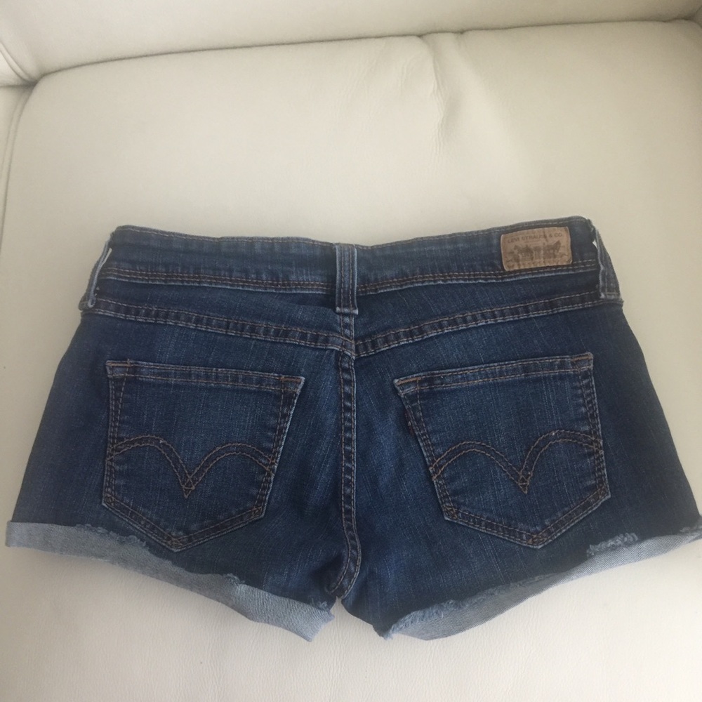LEVI'S SHORTS- SIZE 26- RED TAG