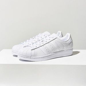 LOOKING FOR THESE ADIDAS SNAKESKIN