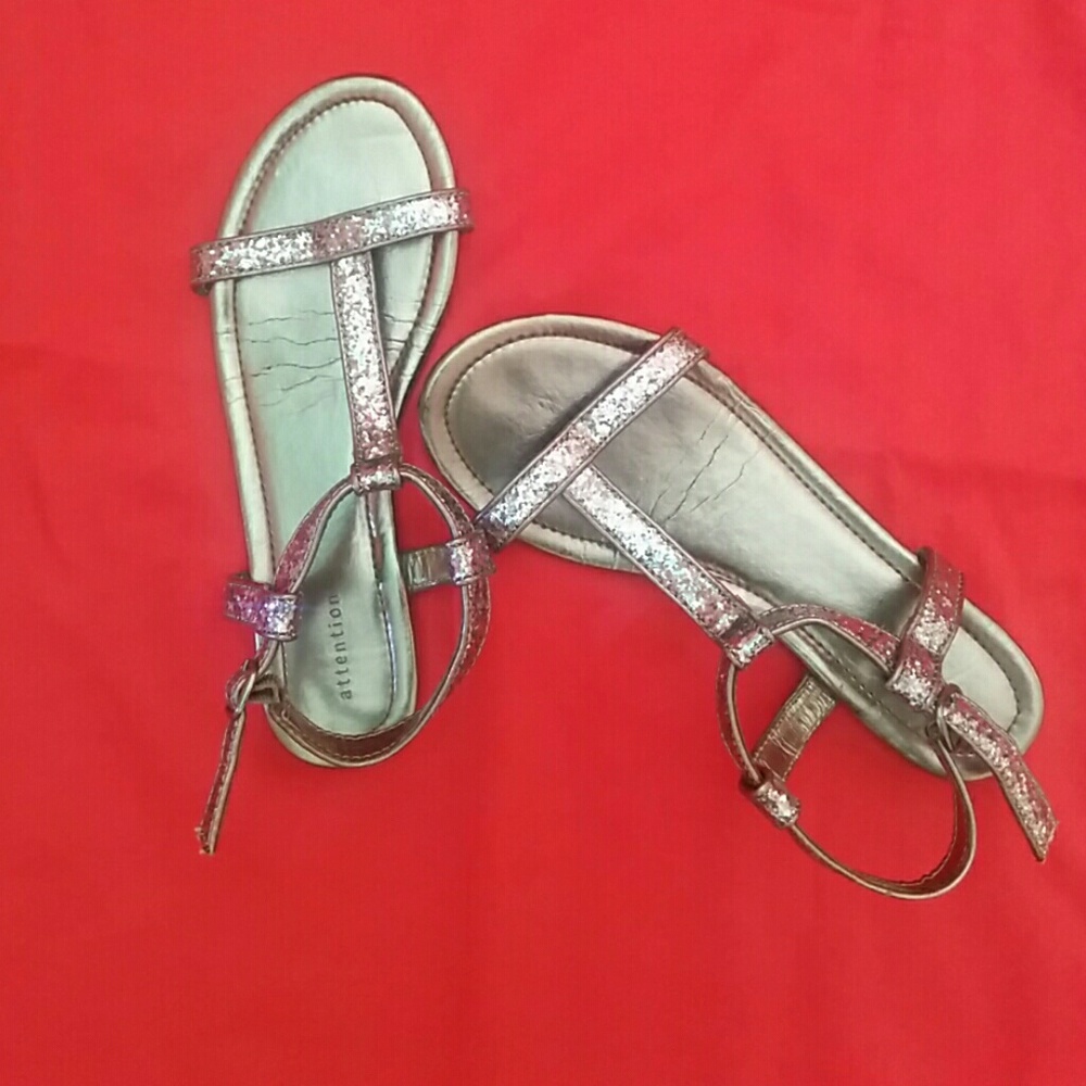 Spring sendles size 8, silver gray metallic