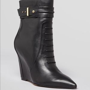 Rachel Roy sz 6 black leather wedge bootie
