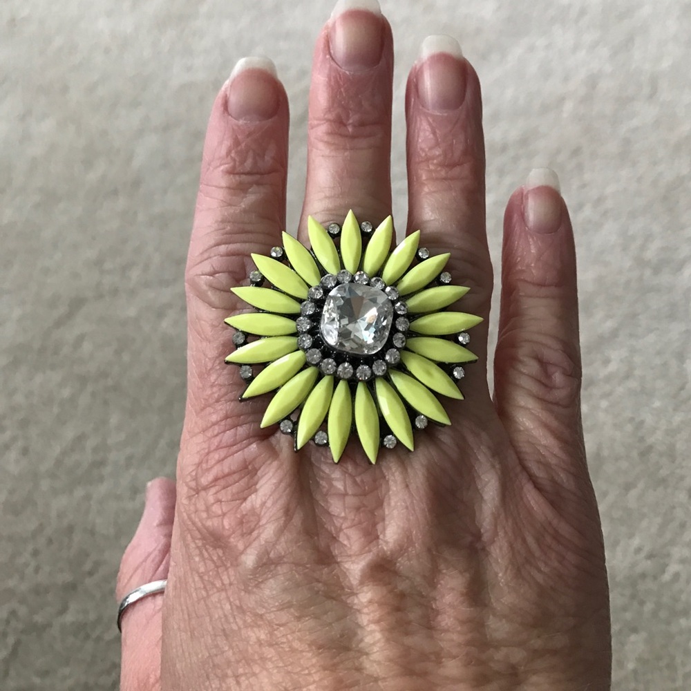 Beautiful fashion yellow ring w/expandable band