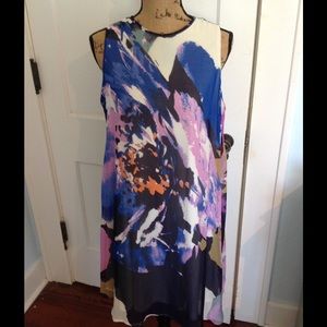 Beautiful shift dress in artistic print.