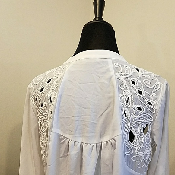 White V neck button down dress shirt - Picture 2 of 3