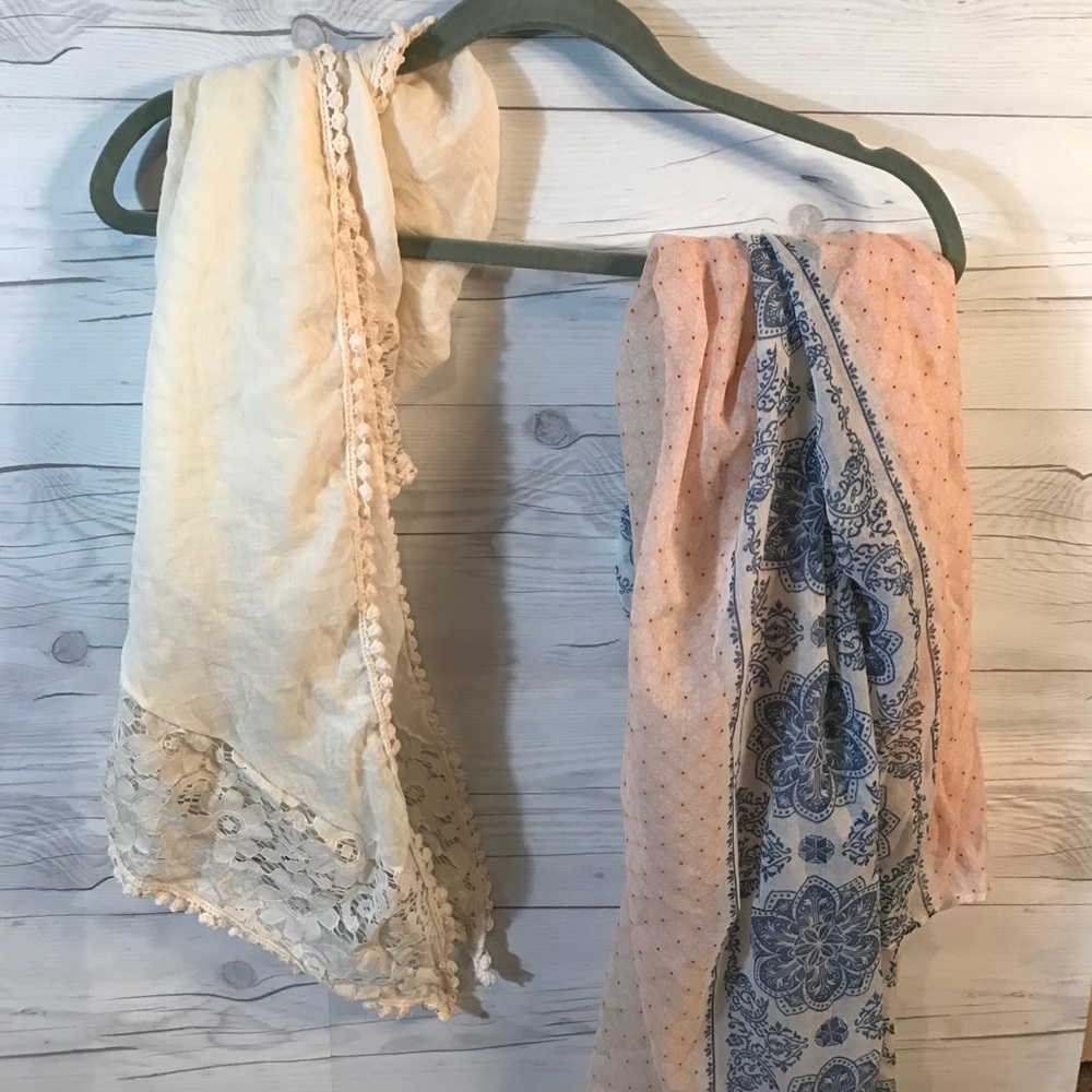 Lot of 2 scarfs
