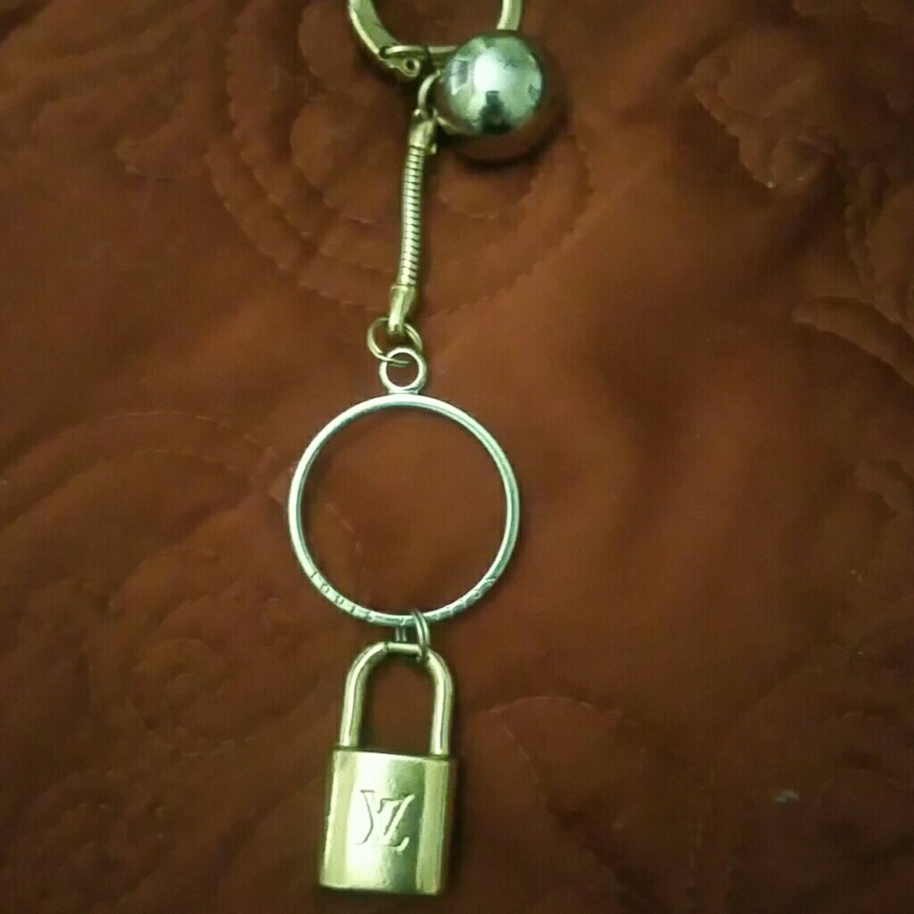 AUTH LV CHARMS