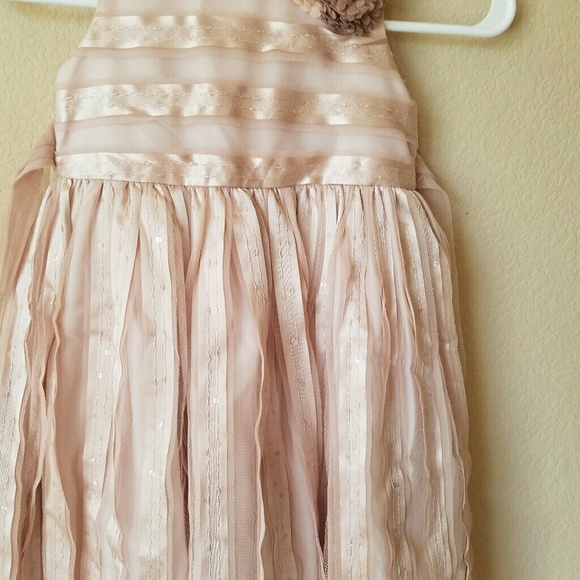 Dainty dress for a little girl. - Picture 1 of 2