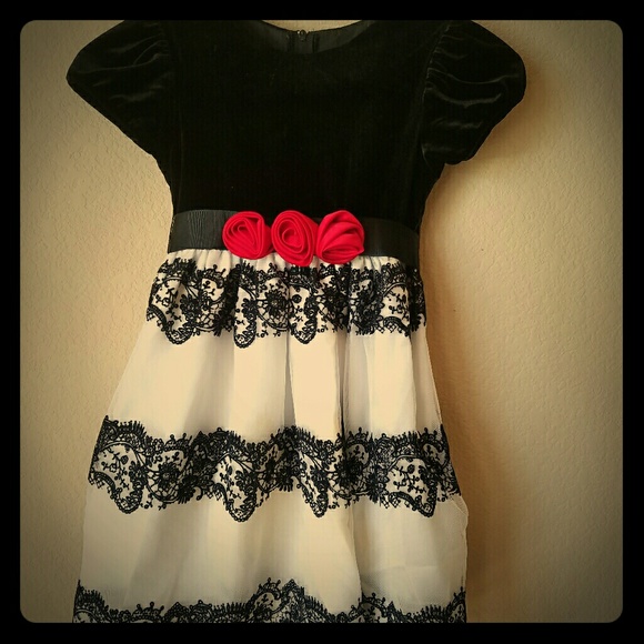 A black dress for a 5 year girl - Picture 1 of 3