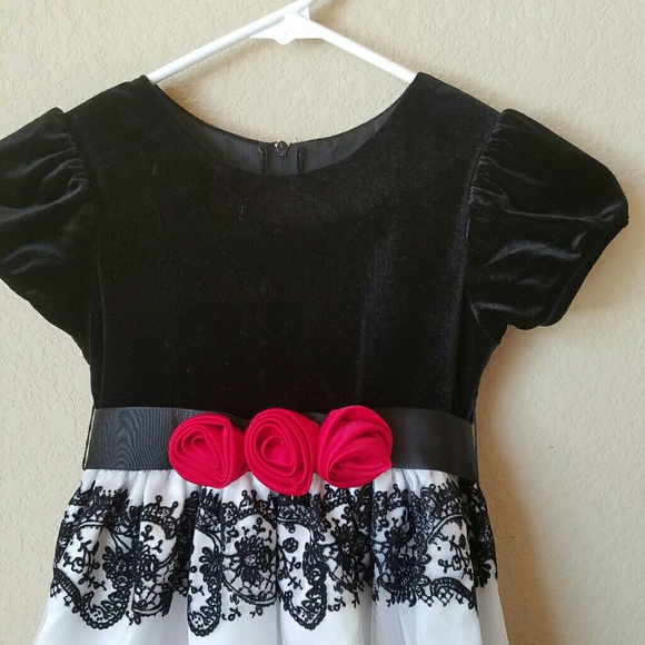 A black dress for a 5 year girl - Picture 2 of 3