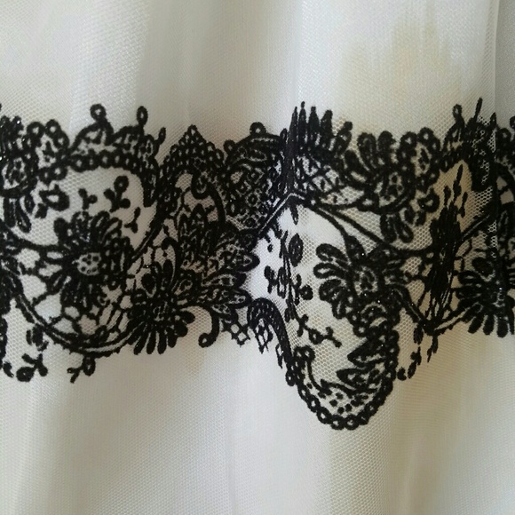 A black dress for a 5 year girl - Picture 3 of 3