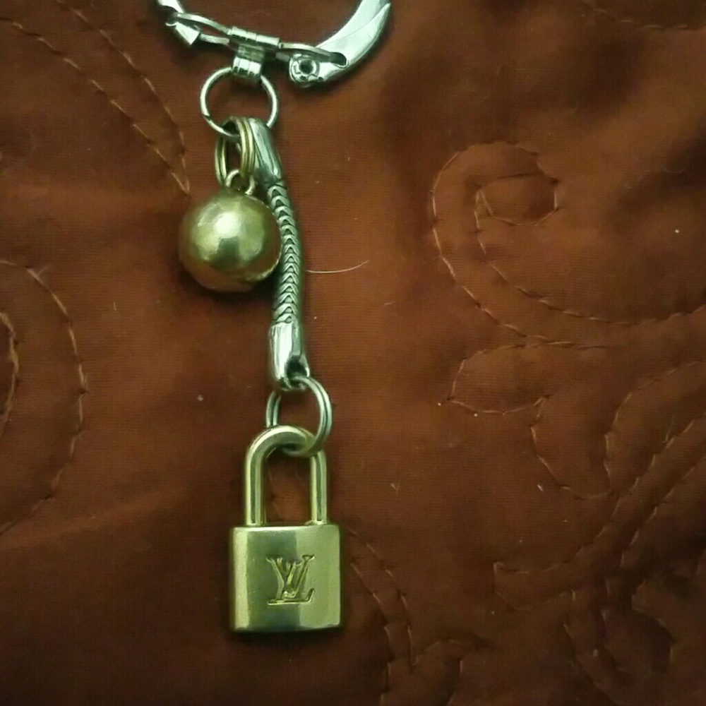 AUTH LV.CHARMS