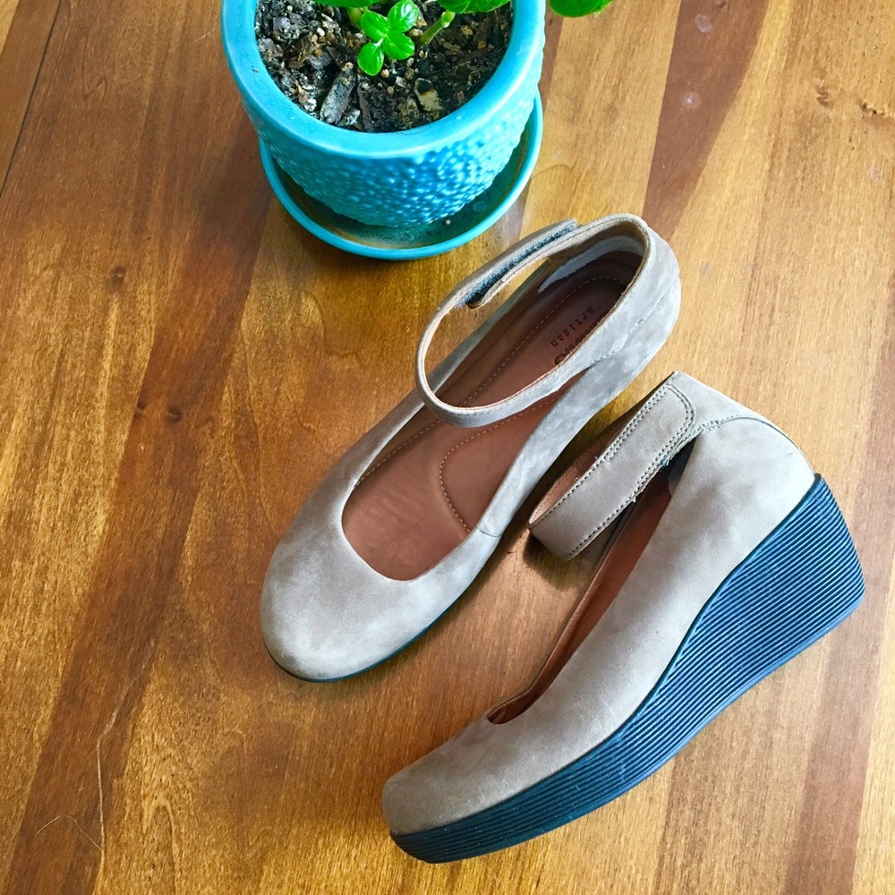Clarks leather upper comfy casual wedges!