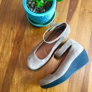 Clarks leather upper comfy casual wedges!