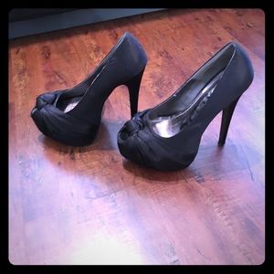 Traffic heeled black shoes