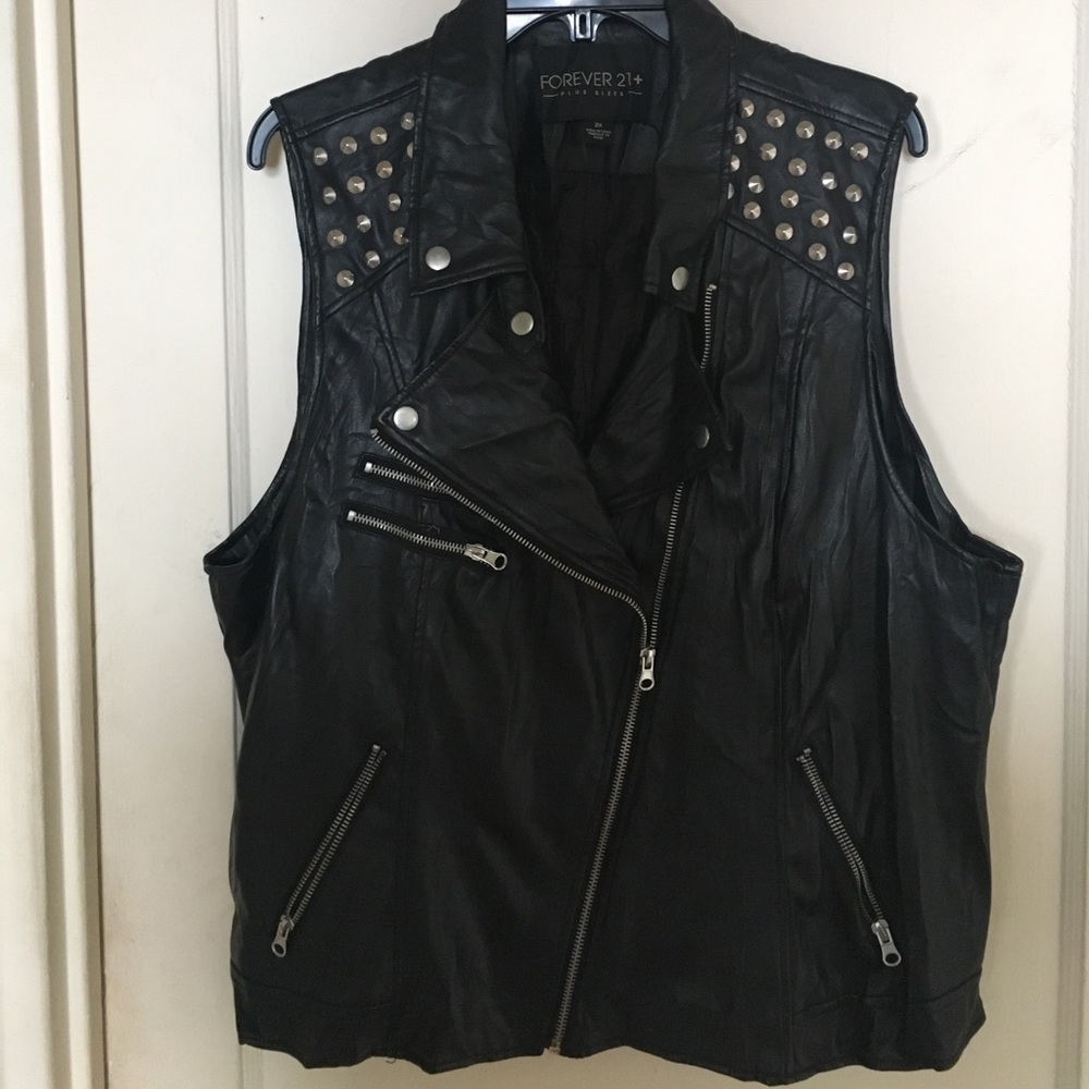 SOLD ‼️ Plus size faux leather studded vest