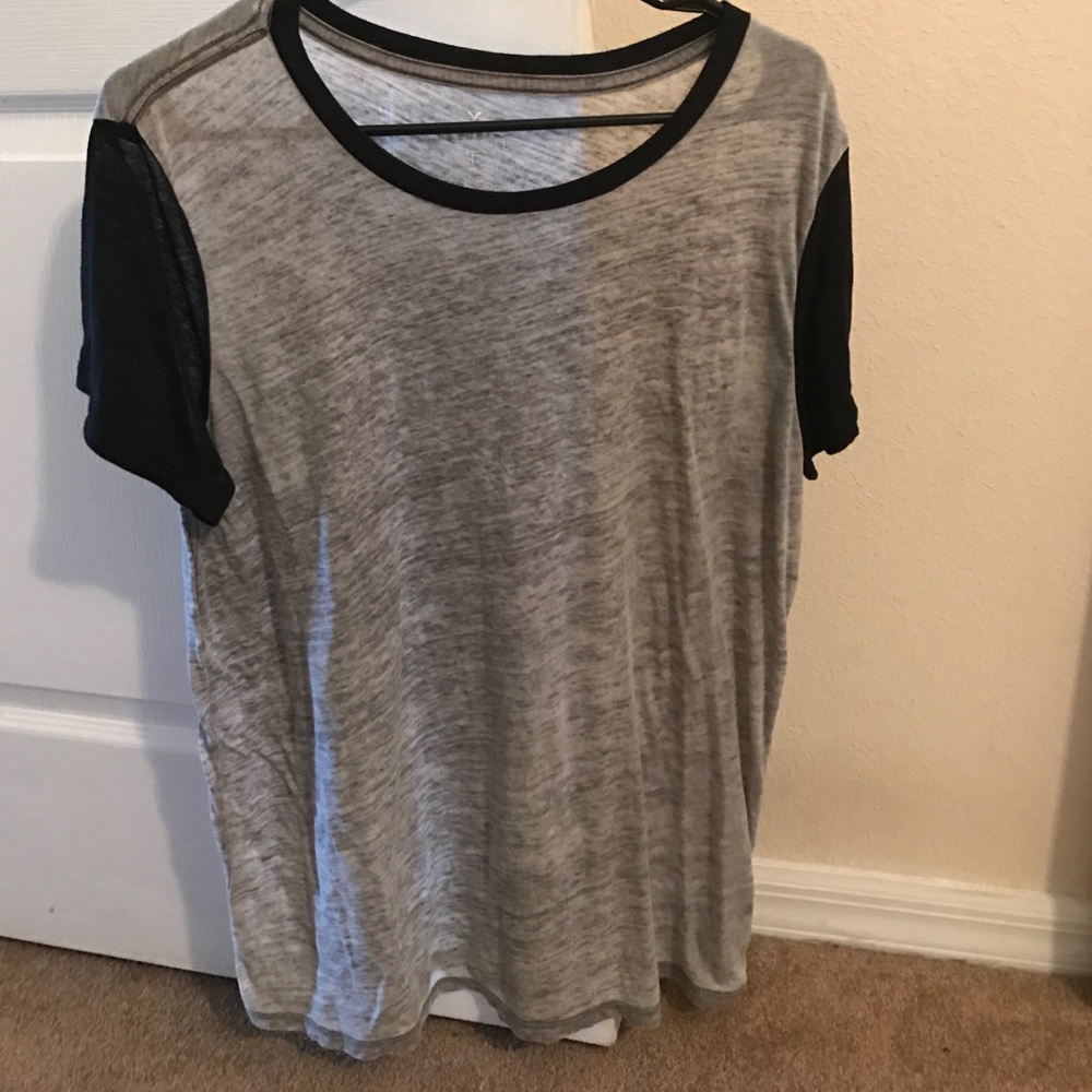 grey short sleeve t-shirt