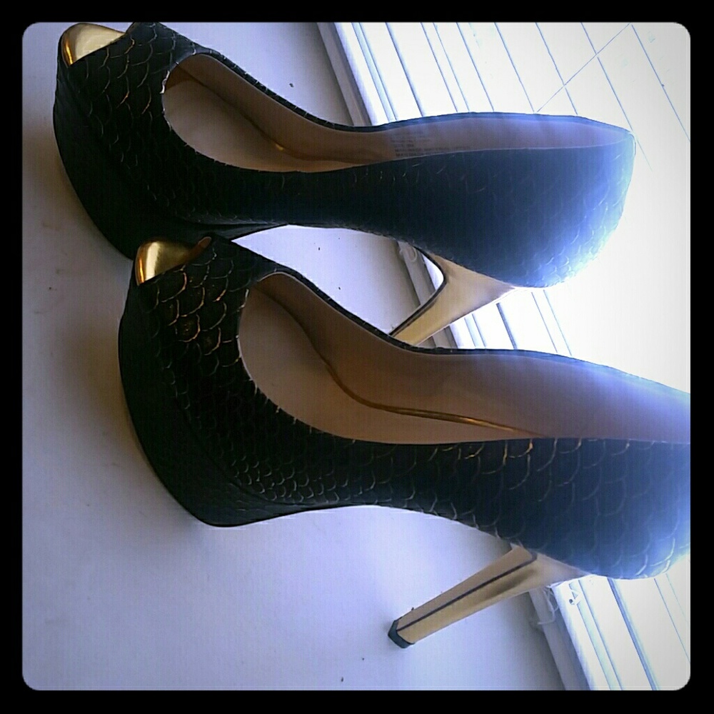 Black and Gold Faux Snakeskin Pumps!