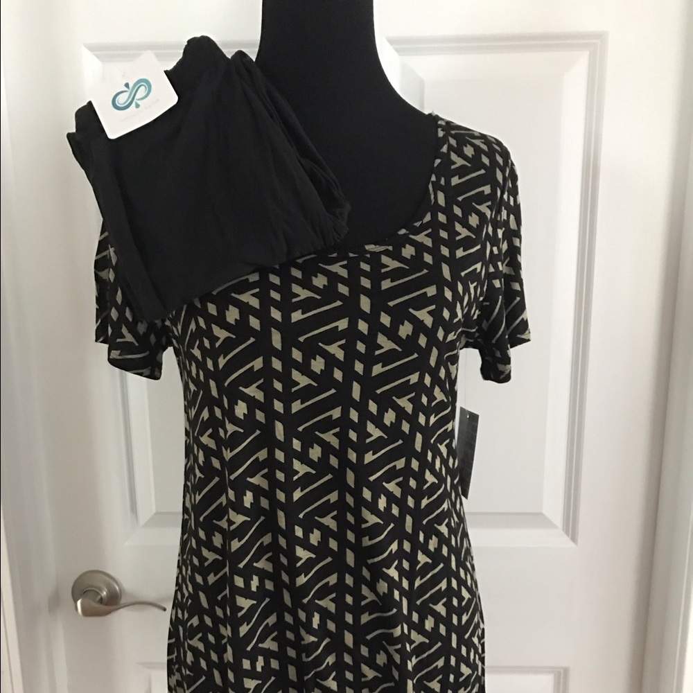 Lularoe NWT SMALL CLASSIC T &  LEGGINGS