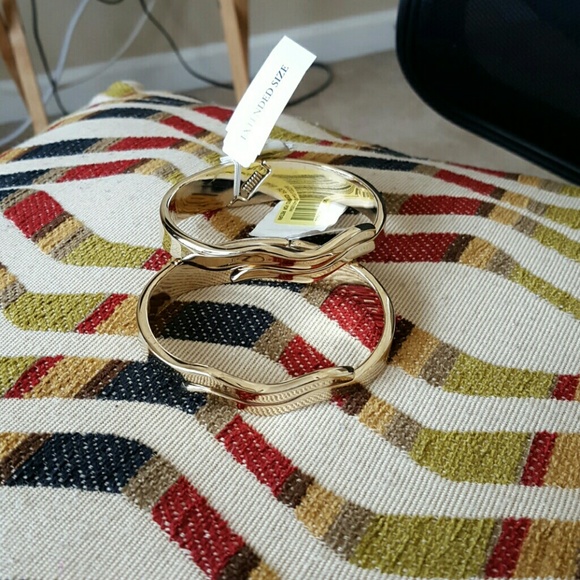 Two matching gold toned bracelets. Sold as a set! - Picture 1 of 4