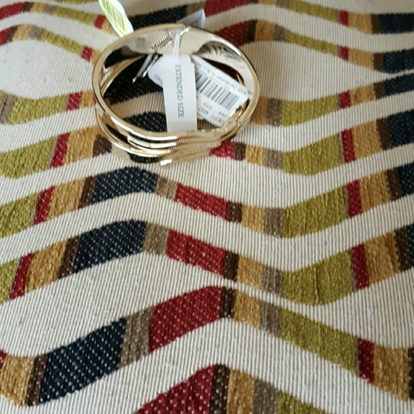 Two matching gold toned bracelets. Sold as a set! - Picture 2 of 4