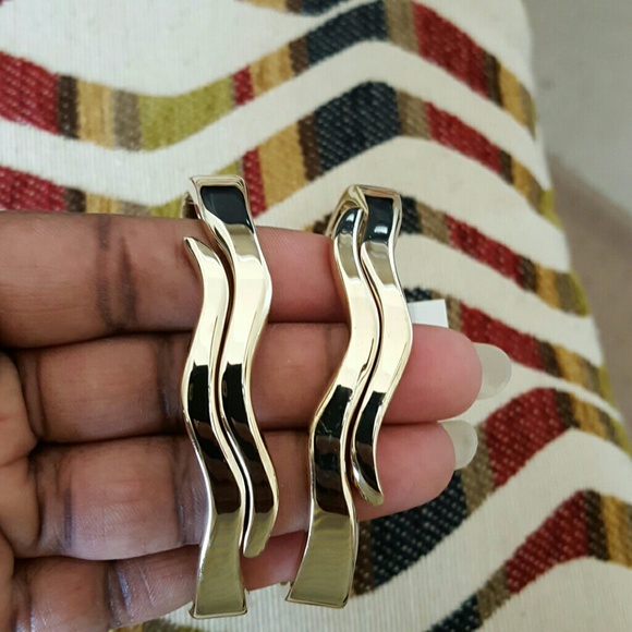 Two matching gold toned bracelets. Sold as a set! - Picture 3 of 4