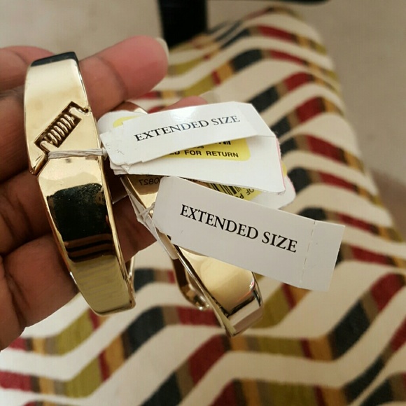 Two matching gold toned bracelets. Sold as a set! - Picture 4 of 4