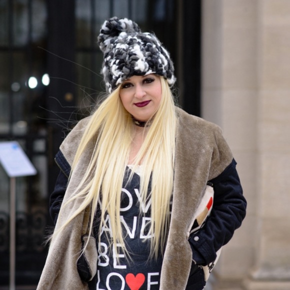 Chunky knit poof ball black white grey beanie - Picture 2 of 3